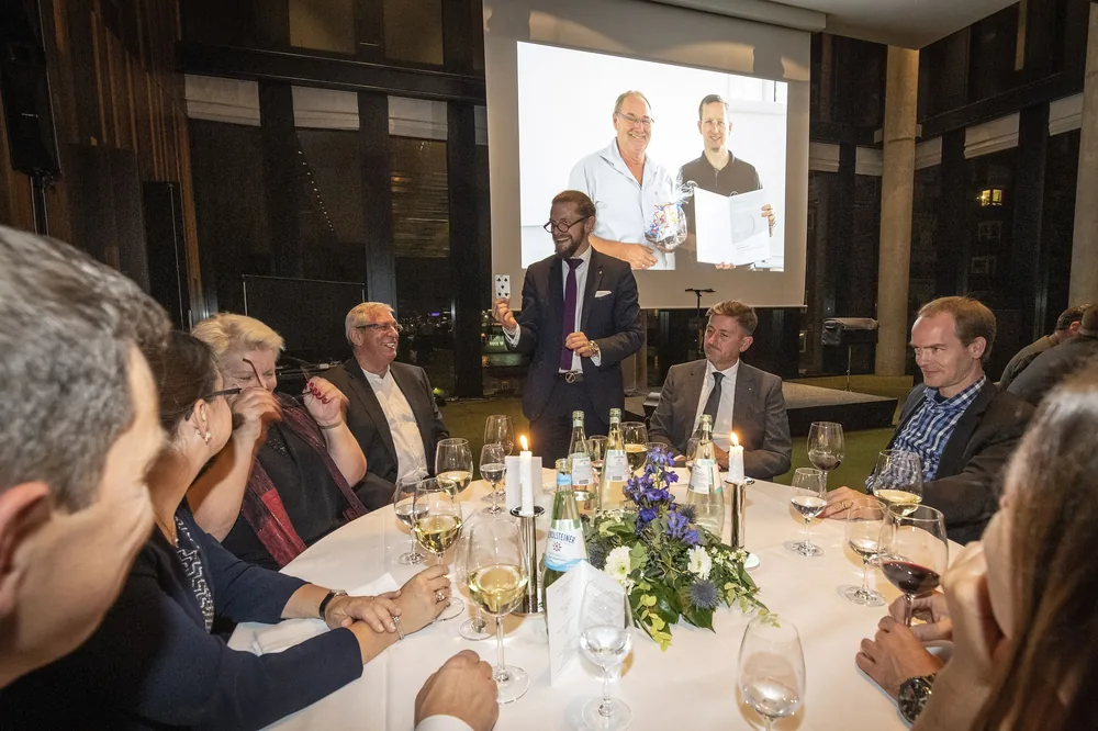 Abendveranstaltung mit Tischzauberei: Simabu am Tisch, Gäste im festlichen Saal
