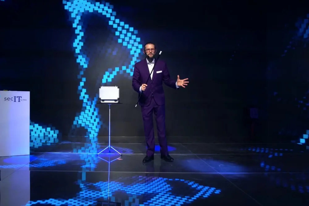 Zauberer Simabu auf der Bühne einer Konferenz – Stand-Up Show im Scheinwerferlicht
