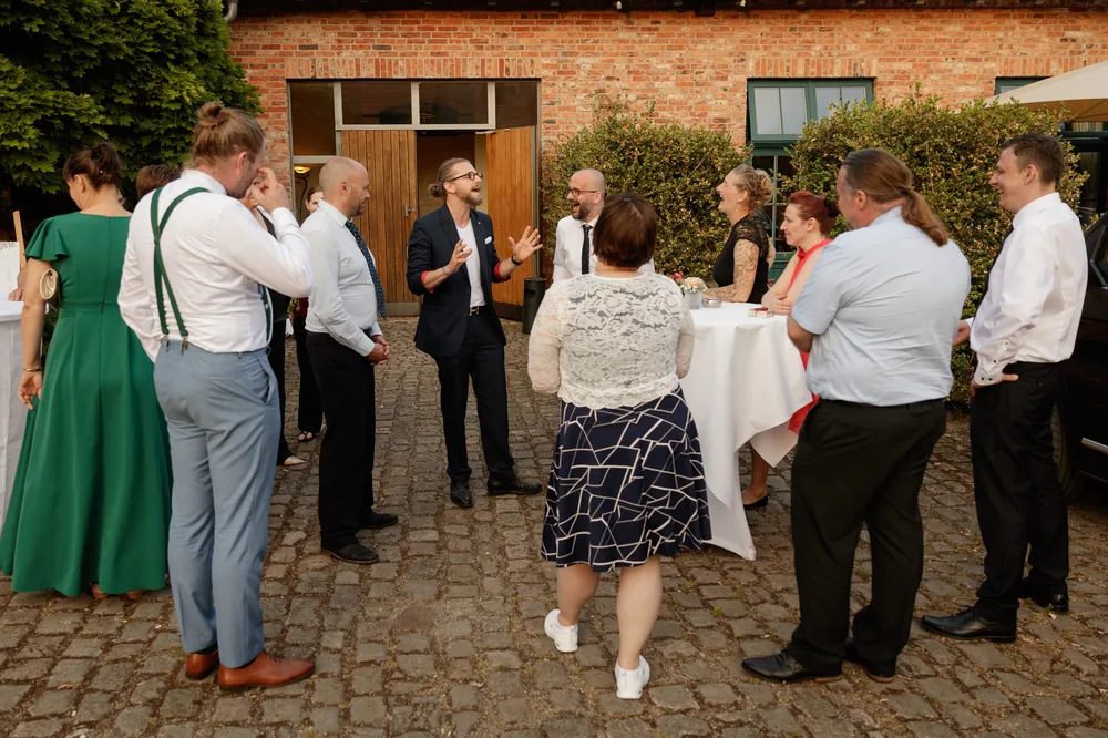 Zauberer Simabu unterhält die Gäste einer Familienfeier im Hof