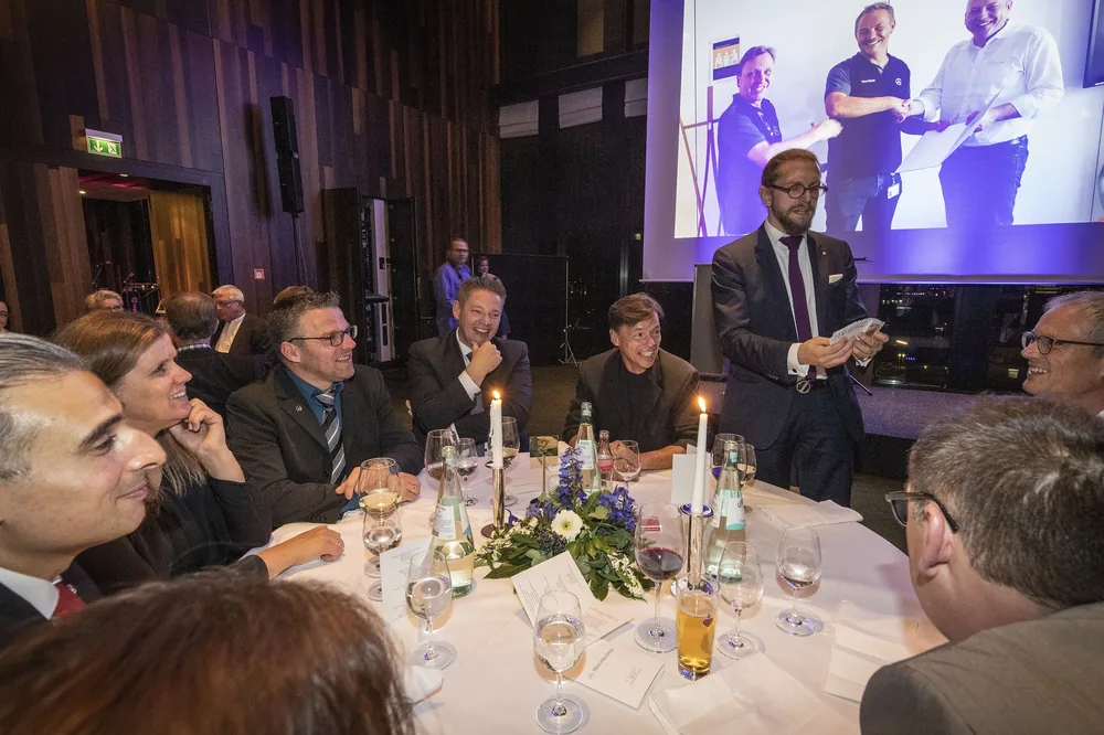 Tischzauberei beim Festessen: Simabu zaubert für die Gäste am runden Tisch