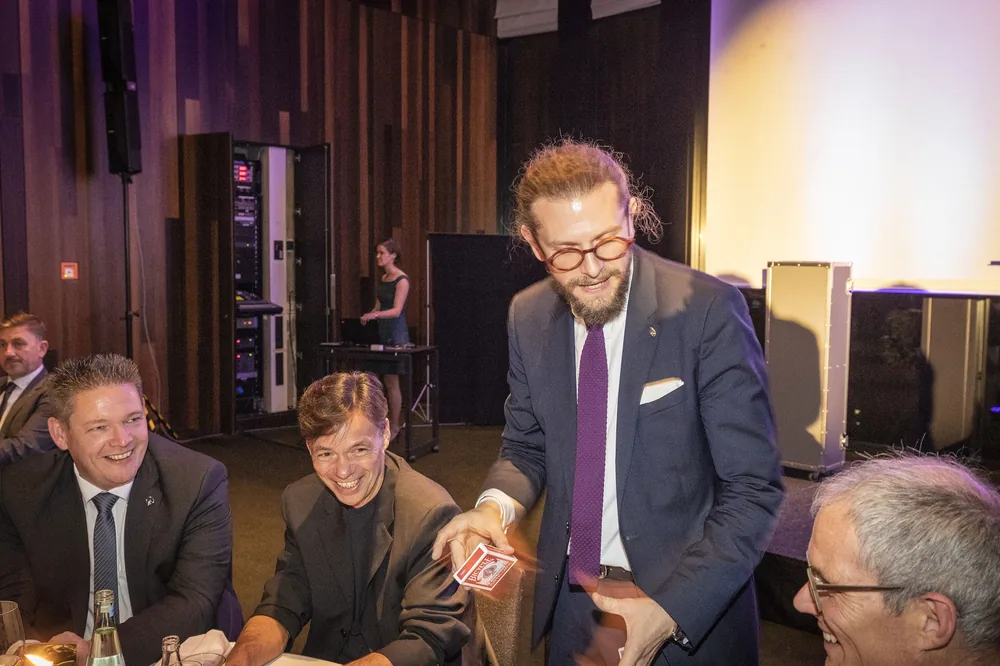 Zauberer Simabu am Dinnertisch – Gäste lachen über den Effekt aus nächster Nähe