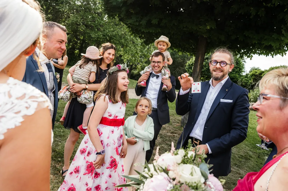 Zauberer Simabu bei der Hochzeit mit Gästen aller Generationen – Kinder und Erwachsene staunen gemeinsam