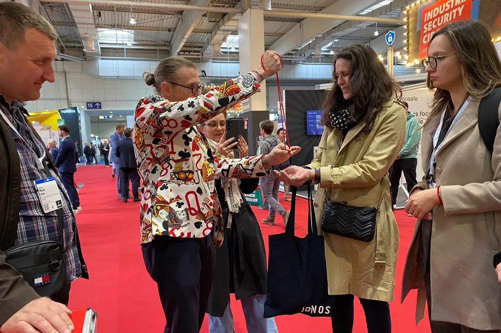 Messe-Walk-Act: Zauberer Simabu im Kartenjackett zieht Besucher an den Stand