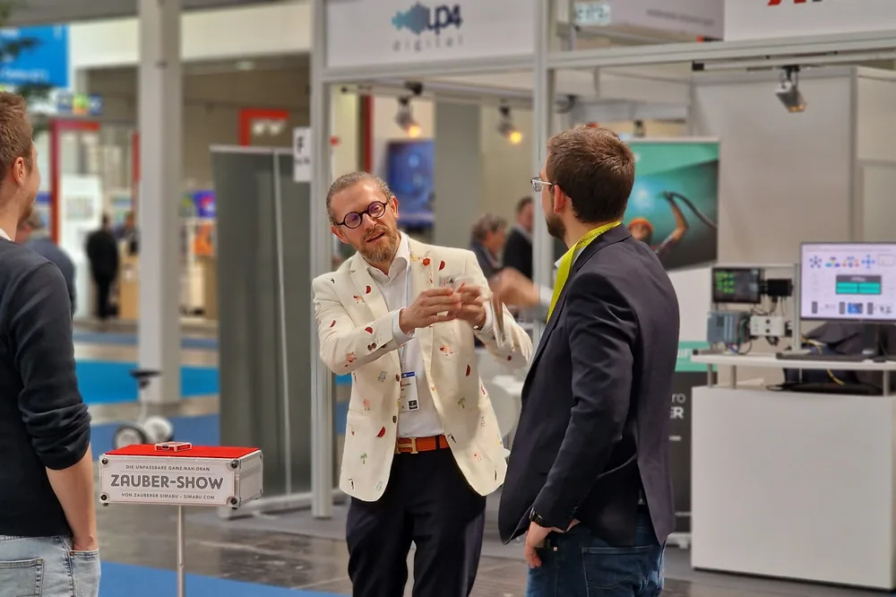 Messezauberer Simabu zaubert für Standbesucher – Besuchermagnet auf der Messe