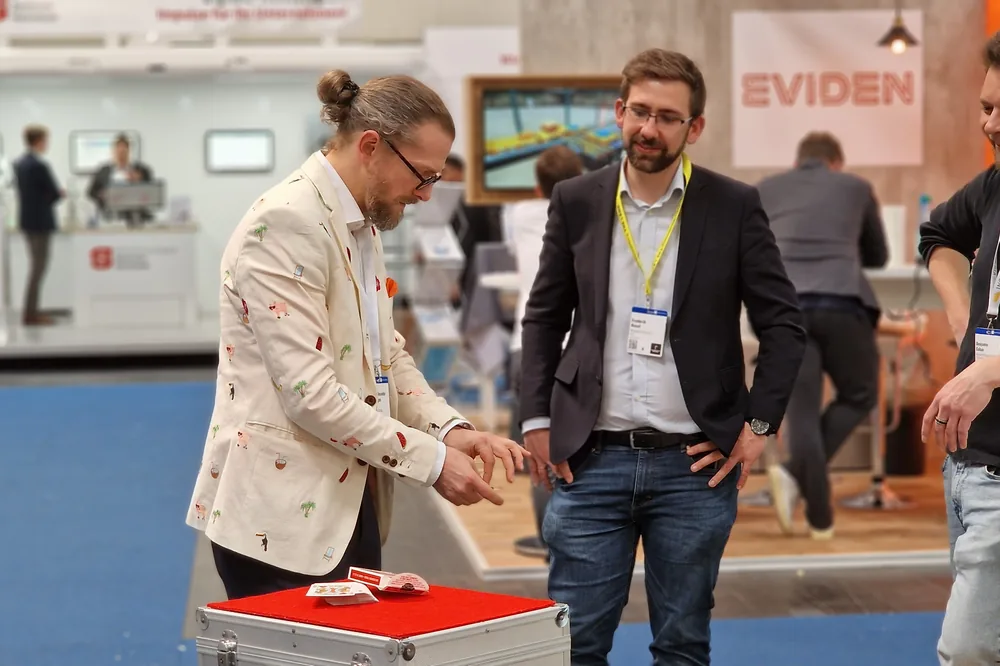Zauberer Simabu am Messestand im Gespräch mit Besuchern – Lead-Generierung mit Magie