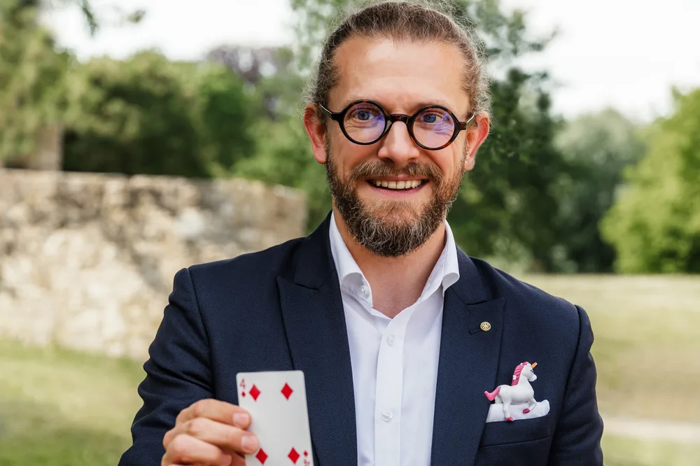 Zauberer Simabu (Simon-Alexander Buchhagen) aus Hannover – Portrait mit Spielkarte