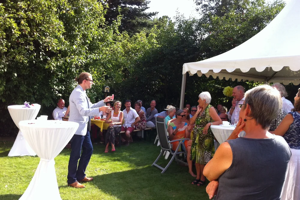 Zauberer Simabu beim Sommerfest im Garten – Stand-Up an Stehtischen unter freiem Himmel
