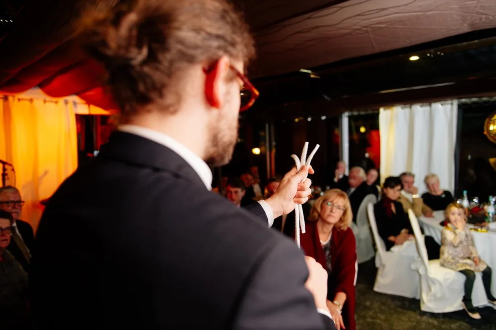 Blick über die Schulter des Zauberers: Simabu vor dem Publikum bei der Stand-Up Show