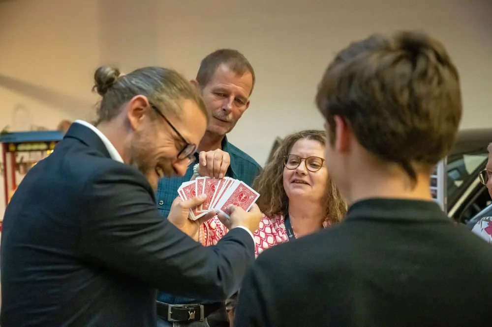 Zauber-Workshop mit Simabu: Teilnehmer lernen einen Kartentrick aus nächster Nähe