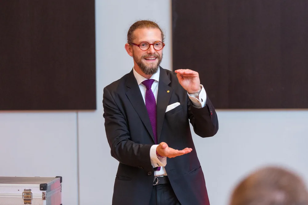 Zauberer Simabu auf der Bühne – Moderation und Magie mit ausdrucksstarker Geste
