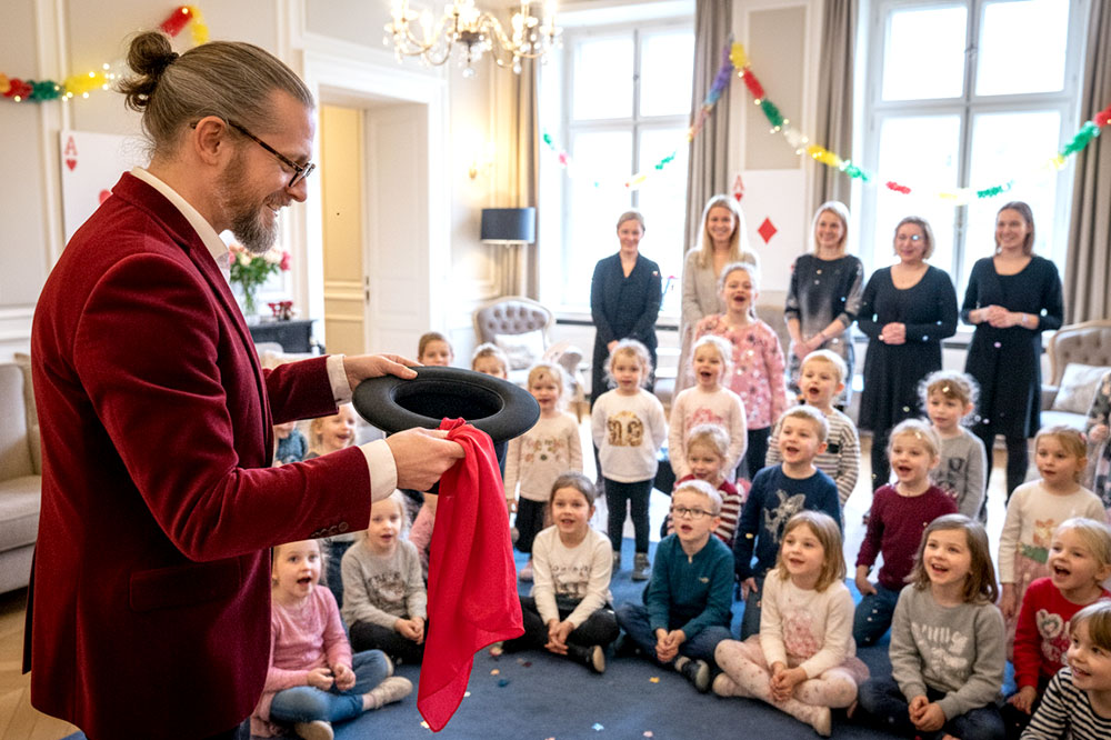 Zauberer Simabu mit einer Kindershow bei einem Geburtstag in Hannover