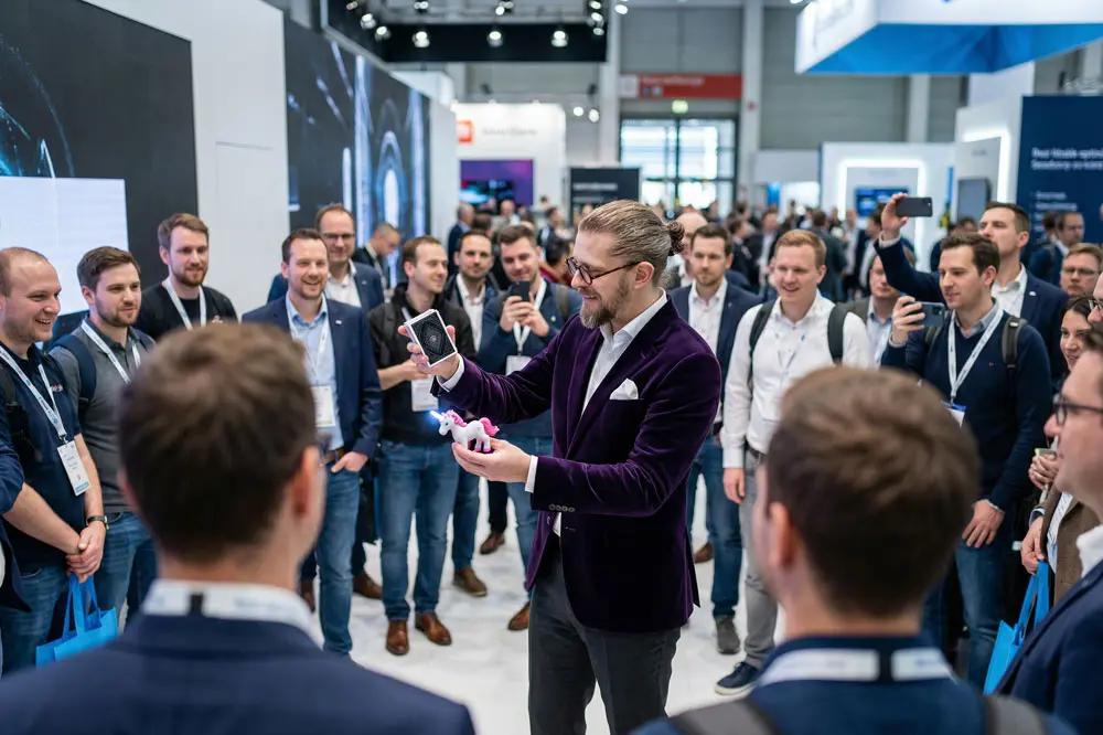 Publikum vor Zauberer Simabu bei einem Messe-Event