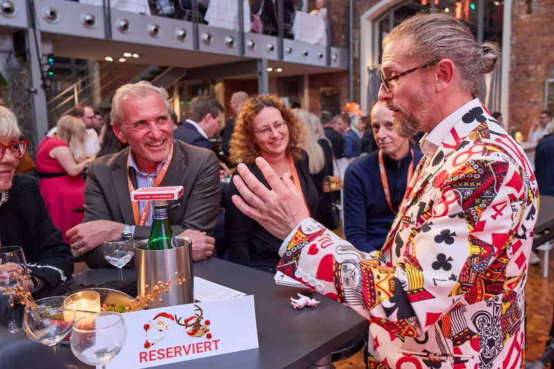 Zauberer Weihnachtsfeier Firma: Simabu als professioneller Zauberkünstler für Firmen-Events