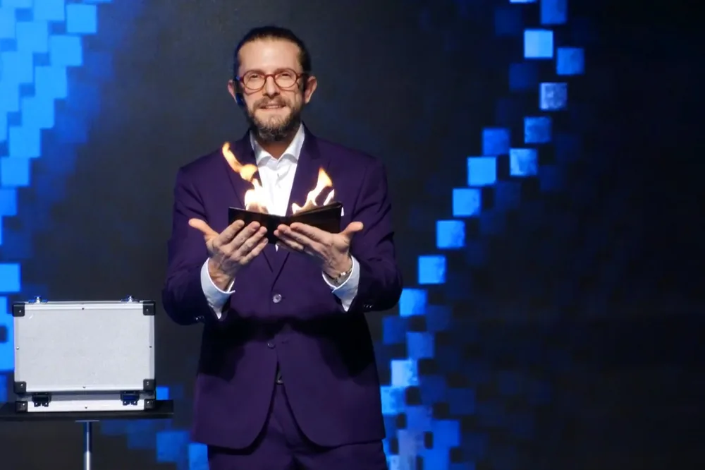 Stand-Up Zaubershow: Simabu auf der Bühne mit Flammen in den Händen