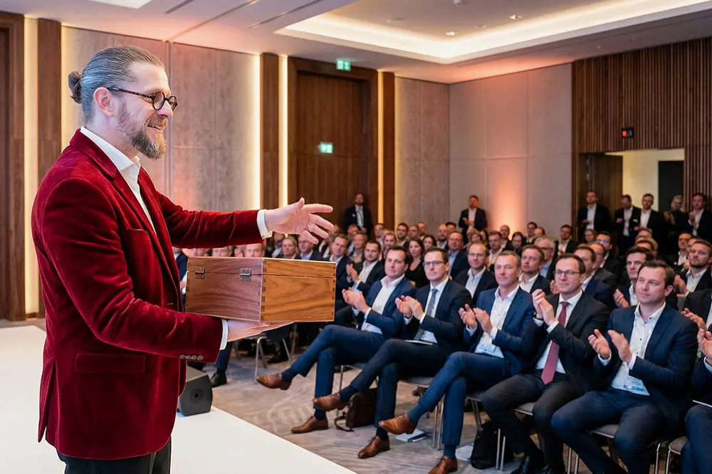 Zauberer Simabu bei einer Firmenfeier in Hildesheim – Business-Publikum applaudiert